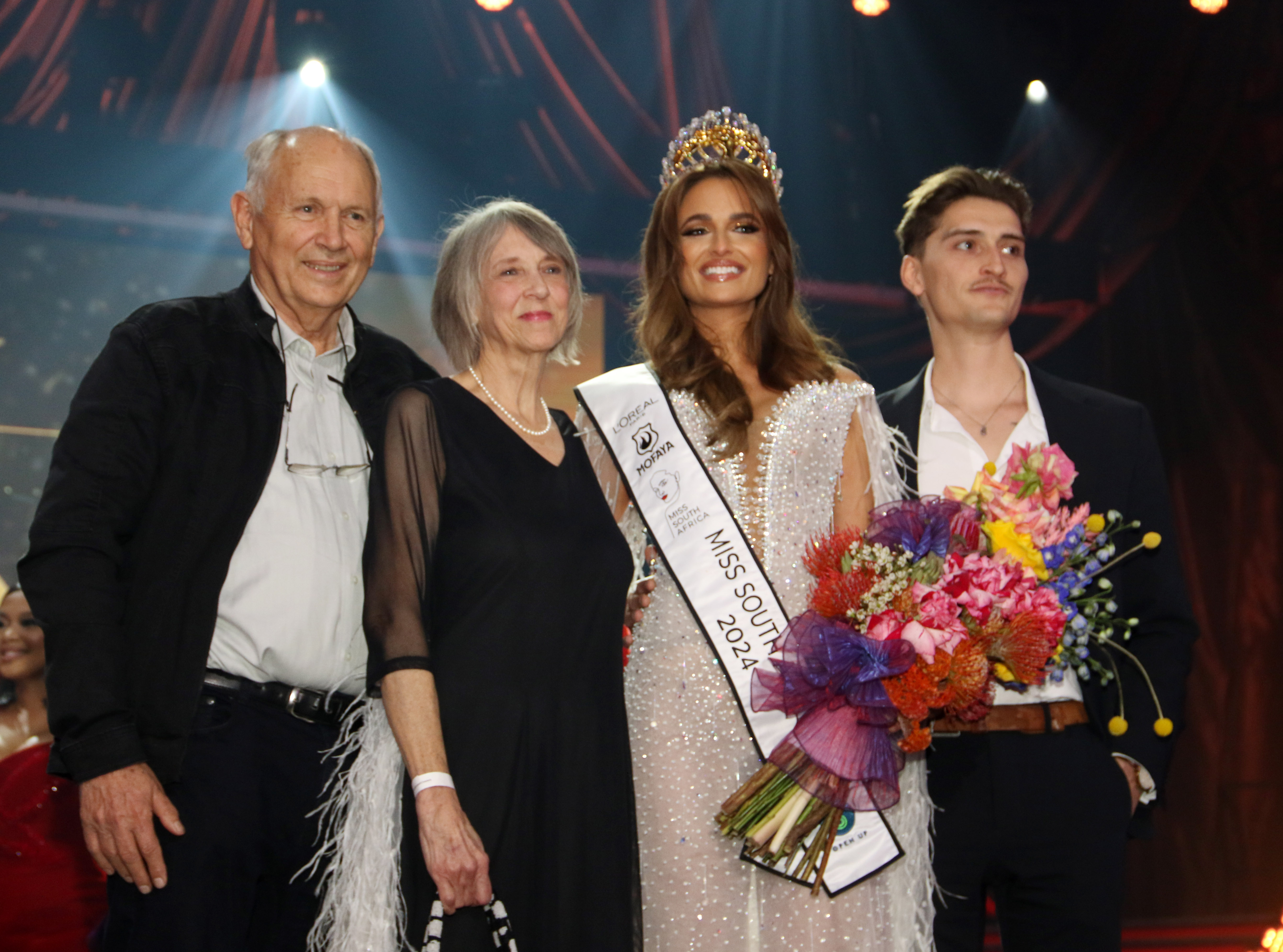 Miss SA 2024 Mia le Roux with her parents Schalk and Liesel and partner Luke Ten Oever_084700
